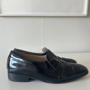 Loafers Montecatini - Snygga och sköna lackskor  Lacken är lite sliten framtill