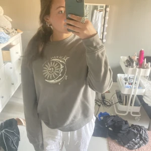 Tröja - Grå grön Sweatshirt, endast använd 1 gång 