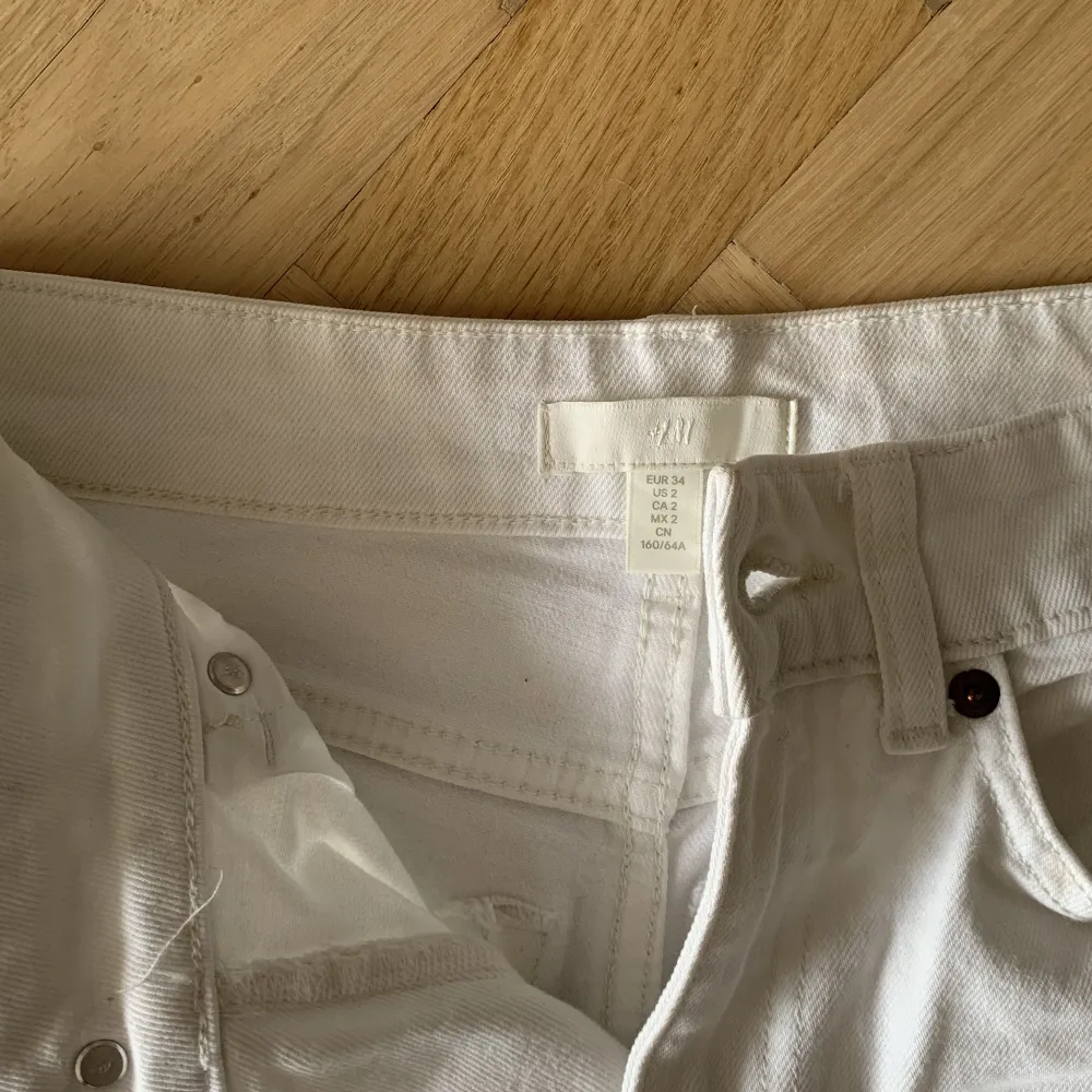 Visa jeans, lös passform men tyvärr blivit försmå för mig 🫶 väldigt sparsamt använda så i toppenskick. Jeans & Byxor.