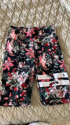 Stronger biker shorts - Säljer dom här cykelbyxorna från stronger! Använda 2 gånger och är i super skick, köpte för 600kr💘finns en ficka där bak högst upp