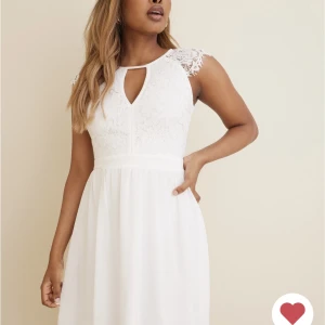 Studentklänning - Säljer min gamla studentklänning, endast använd den dagen och inte utsatt för några öl/champagne duschar. 