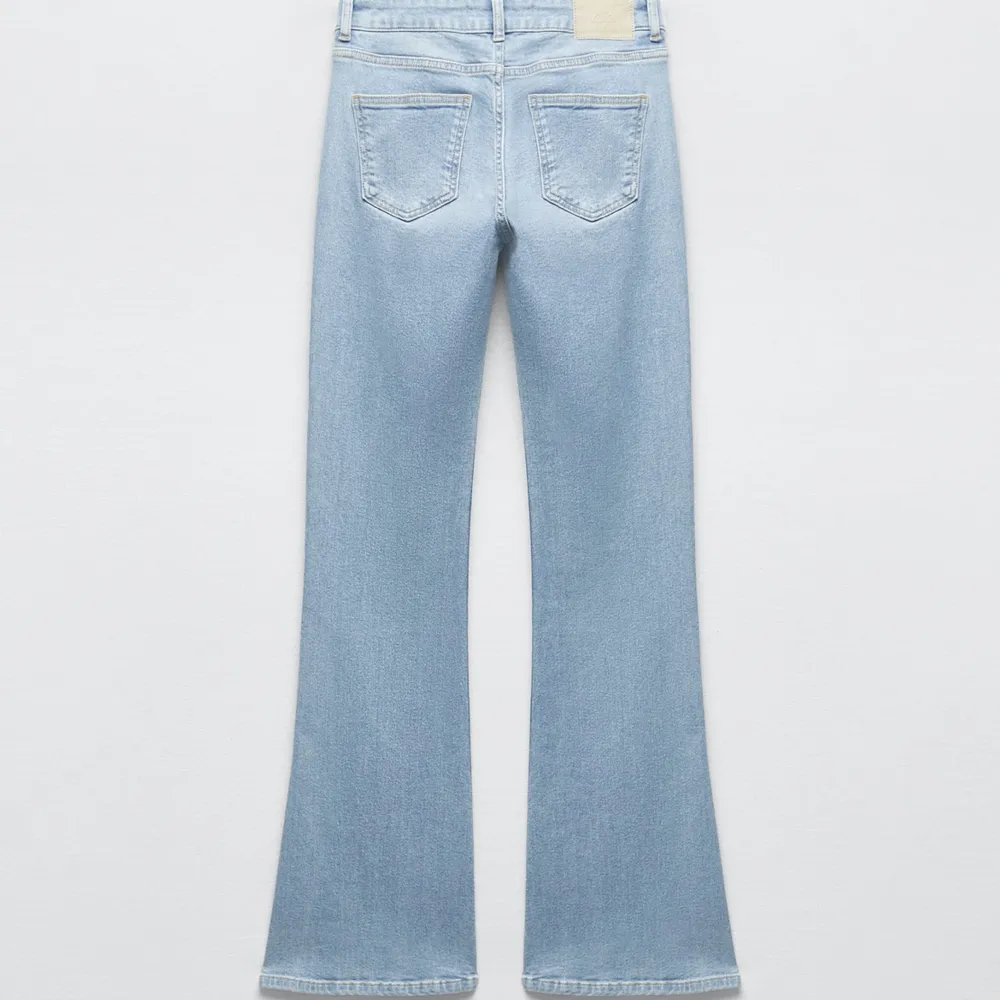 Jättesnygga jeans ifrån zara i modellen ”the low waist bootcut”, säljer för att dom ej kommer till användning. Helt oanvända.. Jeans & Byxor.