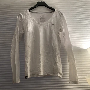 Tröja - Träningströja från Nike. Köpt på second hand. Skrynklig på bilden eftersom den legat nedtryckt i en låda alldeles för länge. 