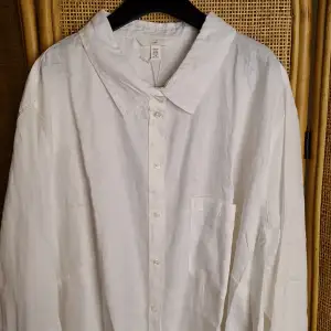 Beautiful 100% linen shirt from H&M. Large size, super comfortable if youre a smaller size and wants oversized. Lovely quality fabric, perfect for summer 💖