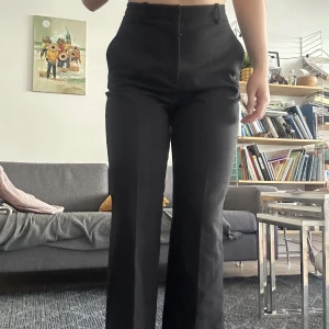 Kostymbyxor zara  - Jättefina i princip oanvända svarta kostymbyxor med hög midja från zara. Låtsasfickor där bak. Bra längd på mig som är 1.74. Säljs ej längre. Passar nog också en S om man vill ha de lite lösare i midjan. 