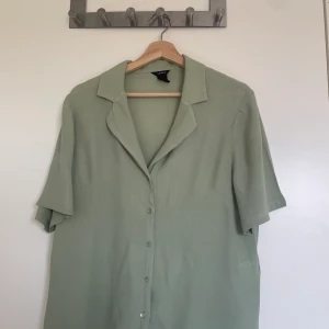 Ljusgrön sommarskjorta - Ljusgrön sommarskjorta, bra skick. 