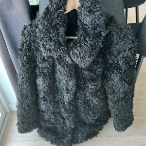 Fluff jacka  - Fluff jacka! Strl M, passar S om man vill ha Oversize! Säljer för 450kr då den inte är använd! 