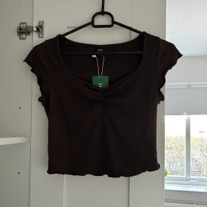brun topp - brun topp från shein. aldrig använd och lapp sitter kvar. inga defekter.