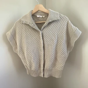 Cardigan - Stickad cardigan, kan båda användas som kofta och för sig själv! Pris kan diskuteras vid snabb affär😊