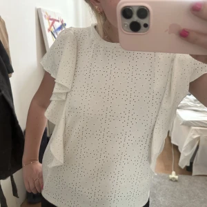 Volang topp  - Super fin volang topp från Zara i storlek M 