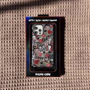 Betty boop Iphone skal  - Ny/oöppnat iphone skal från Velvet Caviar. Passar iPhone 12/pro. Nypris 470kr