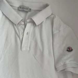 Moncler piké  - Äkta moncler piké till salu, storlek M✨