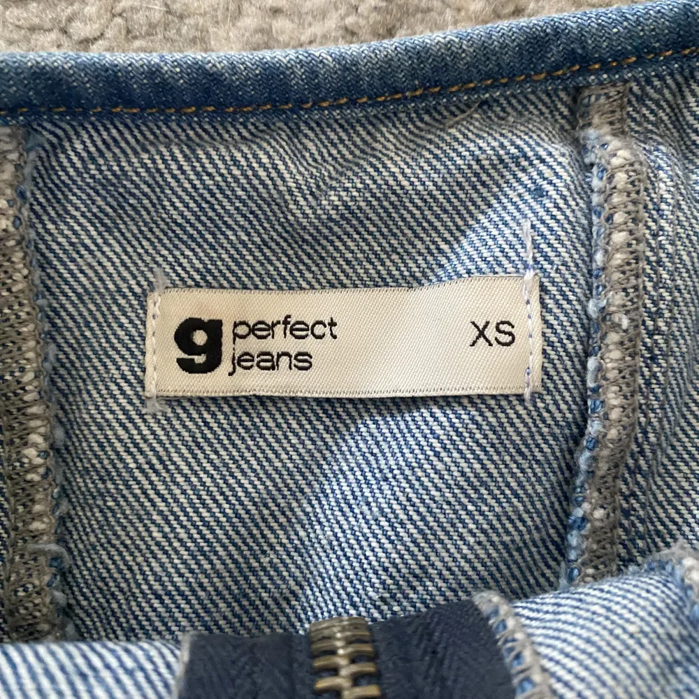 Trendig snygg jeans topp ifrån Gina Tricot.💕Använd en gång så den är i väldigt bra skick. Säljer den för den är för liten.  Nypris 359 💞. Toppar.