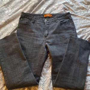 Mingel Jeans - Säljer ett par mingel jeans i strl 44 som är urtvättade i designen💕, byxorna har bra passform med bootcut längst ner, Nypris på mingel,899🎀Först till kvarn gäller!