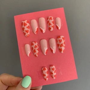 Press on nails - FÄRDIGT SET 💛 Press on nails (lösnaglar) i storlek M. Storleken anser bredden på dina naglar. Alla lösnaglar är handmålade av mig  med högkvalitativa gellack. Detta set är ett färdigt set och går alltså att köpa direkt. Jag skickar alltid med 12 naglar. 