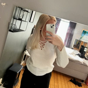 Tröja  - En super fin vit ribbad tröja med lite urringning. Tröjan är tidigare köpt från SHEIN. Den är i storlek L men sitter mer som en s/m 