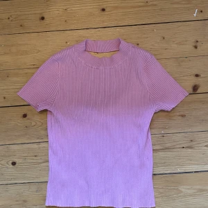 Rosa t-shirt med öppen rygg - Tröjan är i jätte bra skick och har en jämn rosa färg. Sitter tajt på kroppen och har mjukt material. Väldigt somrig tröja🌸💕