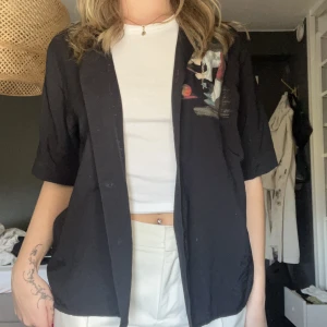 Kortärmad skjorta - En ascool kortärmad skjorta! Köpt second hand, men i väldigt bra skick, som ny!! 💋