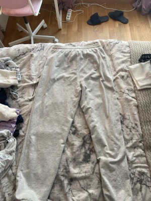 Mjuka byxor  -  ett par mjukis byxor som är ljusgrå, det står angel på byxorna, kostar 30kr+25kr frakt 