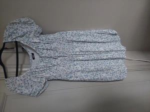 Klänning  - Klänning från bikbok, köpte för 400 kr om jag minns rätt men har aldrig använt. Storlek L men liten i storleken fast ändå väldigt stretchig i midjan så skulle säga att den passar både S, M och L.  Passar väldigt fin på