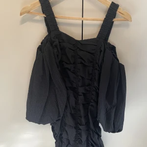 Rynkad klänning  - Otroligt fin klänning från H&M som inte gör sig på bild, blivit förliten för mig. Passar XS! Sitter tight med puffärm och framhäver formerna bra med schrunchen i rumpan. 
