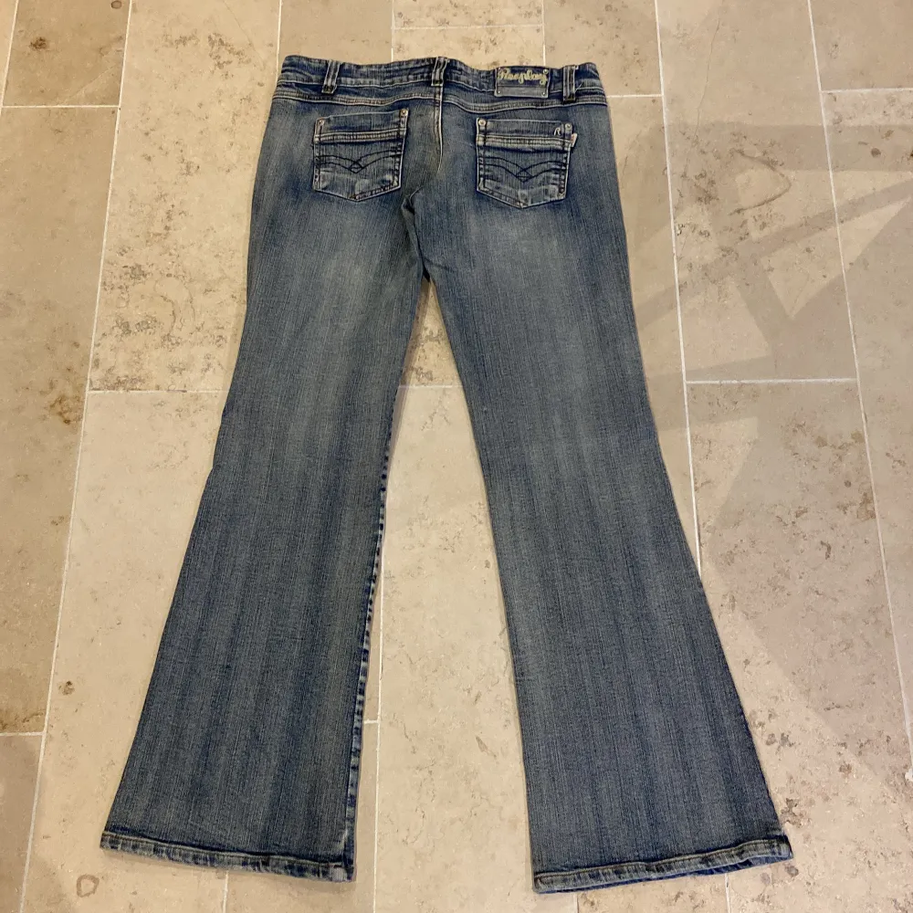 Bra,fina och hela jeans som säljes då jag inte trivs i lågmidjade. Bra i längden och bra i midjan. Passar även längre personer då jag är ganska lång. . Jeans & Byxor.