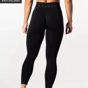 Relode prime scrunch tights  - Oanvända tights från Relode i storlek XS så passar både xs/s då jag vanligtvis har S. Nypris 699kr