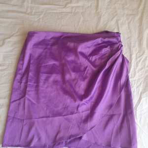 Lila, kort kjol - Lila kjol från SHEIN. Använd endast en gång och säljer då den är för kort på mig. (165 cm med lite höfter) Annars en väldigt fin kjol i härlig färg.  Möta upp i Örebro, annars står köparen för frakten