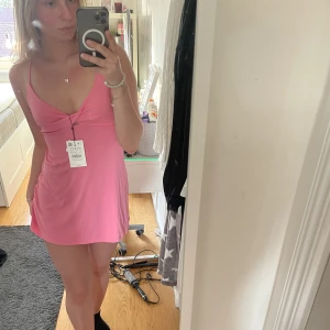 Rosa klänning - Supersöt rosa klänning från Pull&Bear. Aldrig använd och lapparna kvar. Så fin färg till sommaren. Frakt ingår redan i priset. 