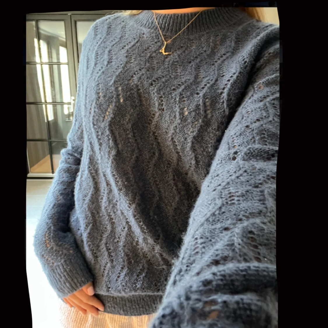 Stickad blå tröja !
