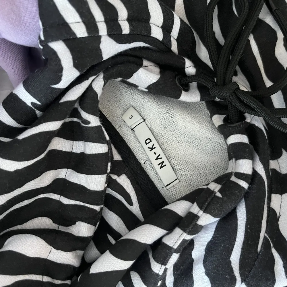 Zebra hoodie från NAKD  Använd en del Säljes pga används ej längre Nypris 199kr, säljes för 80kr 🩷. Hoodies.