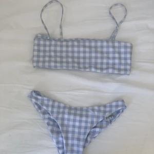 Bikini - Ljusblå och vit bikini från Zaful som är för stor för mig, därför endast använt toppen en gång, underdelen oanvänd. Stl S men skulle säga S/M då den är stor i sorleken! 🤍