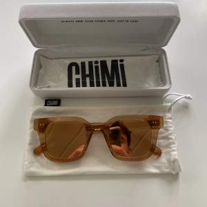 Hej, säljer nu dessa chimi 04 i färgen peach. Solglasögonen är i fint skick. Oöppnad putsduk. Hör av er med frågor och funderingar.