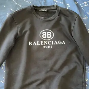 Balenciaga tröja helt ny använd 1 gång. Helt fräsch och bra skick den är ”Äkta” 