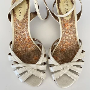 Kitten heels vintage - Jätte söta kitten heels köpta secondhand. Perfekta till sommaren och till vardags med den låga klacken. Färgen är lite naturvit/beige. Säljer då de är för små🫶🏼 Skriv privat för fler bilder eller frågor💞