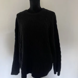 Svart Ribbstickad Tröja - Svart stickad tröja från Lager157! Såå himla fin men säljer pga att jag har en liknande redan😊 Använd 3-4 ggr så fint skick. Jätte mysig och skön!