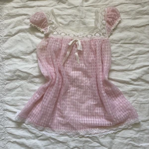 Rosa spetstopp - Supersöt topp med fina ärmar och spets, en rosett framtill. Storleken ej angiven, passar mig som är S men skriv för fler bilder! Små defekter i ärmarna som går att sy (se sista bilden). Använd ”köp nu” funktionen🌀