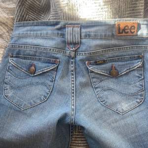 Snygga lee jeans som inte kommer till användning, uppsprättade där nere! Midjemått: 40cm tvärsöver, Innerbenslängd: 80cm