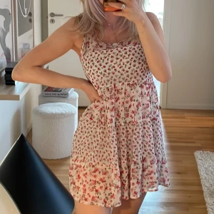 Blommig klänning - Säljer denna söta Sommarklänning då den är lite kort för mig (undertyget). Jag är 170 cm lång. Fråga gärna om fler bilder eller andra funderingar. Köparen står för frakt! 🚚💗