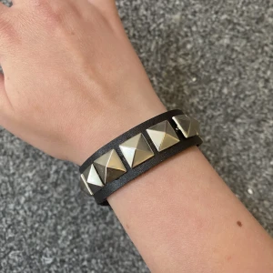 Nitarmband - Säljer detta nit armband köpt här på plick för 200kr, säljer då det inte kommer till användning men så fint! 