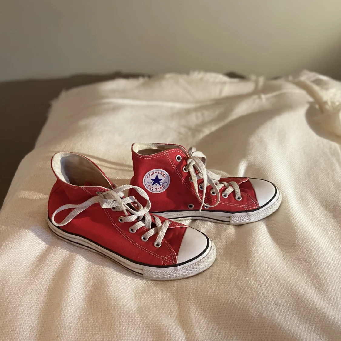 Röda höga converse 🥰💕 - 90