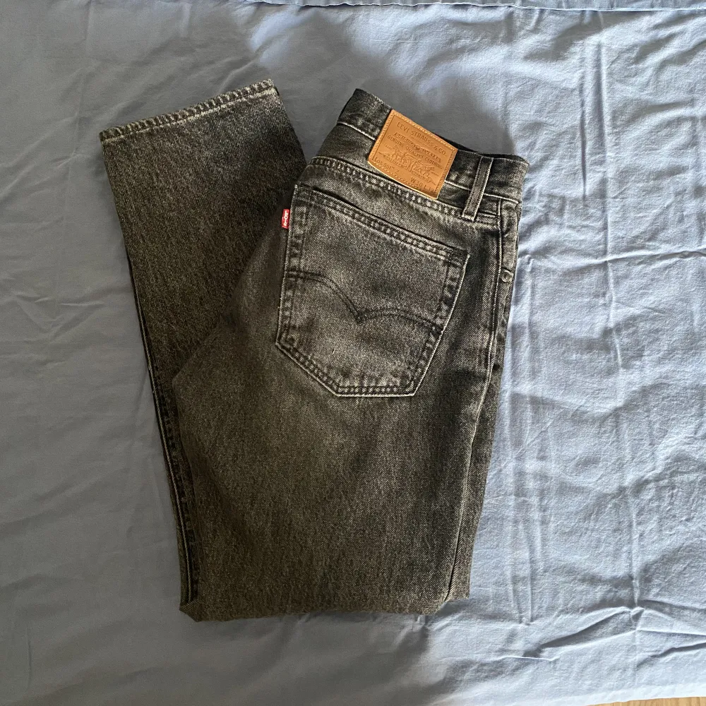 Säljer mina sjukt snygga Levis jeans (501) då jag aldrig använder dem längre. Storleken är W30 L32, passar även W31. Färgen är washed black/grey🙌🏻 Byxorna är i fint skick och extremt sköna. Är du intresserad eller om du har några frågor, hör av dig💫. Jeans & Byxor.