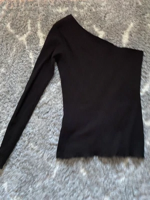 NA-KD tröja - En armad na-KD tröja i bra skick helt oanvänd. Skriv för fler bilder💗