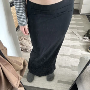 Maxikjol svart - Maxikjol från Hm storlek S, använd en gång så som nyskick 💓100kr+ frakt. Det är en slits bak på kjolen. 