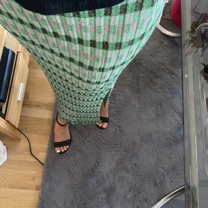 Långkjol mango - Tycker denna är så fkn fin men använder verkligen inte tillräckligt 😭 jag är 173 cm och är strl s/m och denna är i strl L. Den är stretchig! Det är en slits på vänster sida av kjolen, bara säga till om ni vill ha mer bilder💚