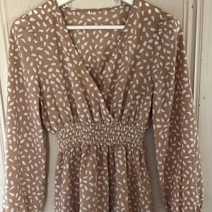 Prickig klänning - Aldrig använd så i nyskick 