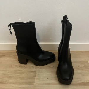 Svarta kängor - Aldrig använd, från Zara
