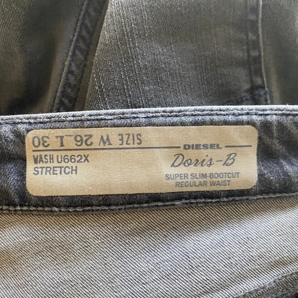 Intressekoll på dessa gråa mid/lågmidjade bootcut jeans! Märket är diesel, Doris-Bootcut i storlek W26 L30 och går ner till golvet på mig som är ca 160cm! 💓  . Jeans & Byxor.