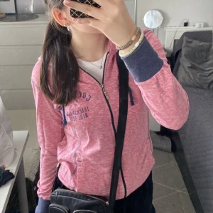 kofta - gullig kofta med huva som är köpt utomlands, 100kr + frakt 🫶🏼💕