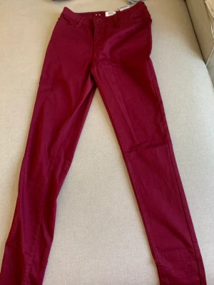 Vinröda jeans  - Jättefin men felköp av storlek när jag köpte de